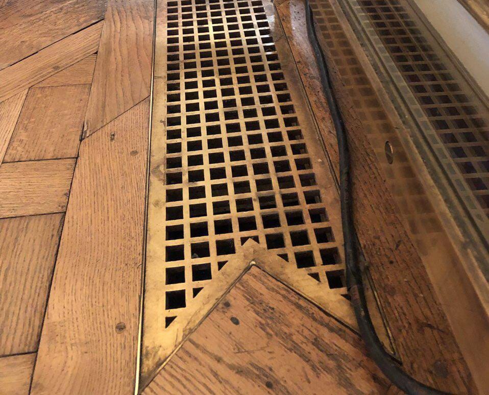 Les grilles de ventilation du parquet de Versailles divisent le monde culturel français