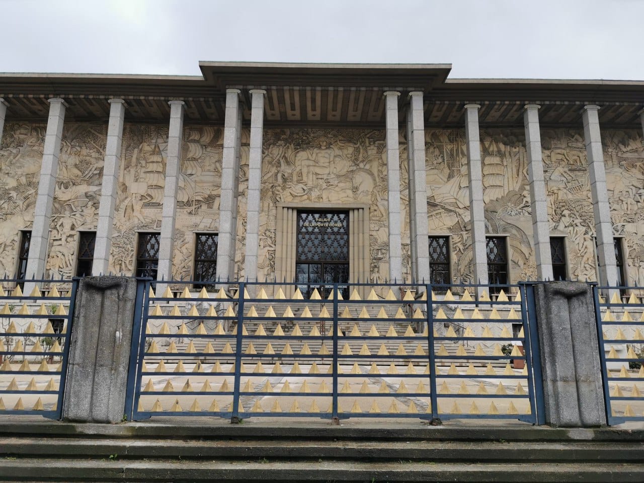 En étudiant le bas-relief du Palais de la Porte Dorée, on remarque un trait commun à toutes les figures coloniales: à la manière des images égyptiennes, elles se présentent à nous de profil, et seule la figure allégorique de la France, sur l'axe central d