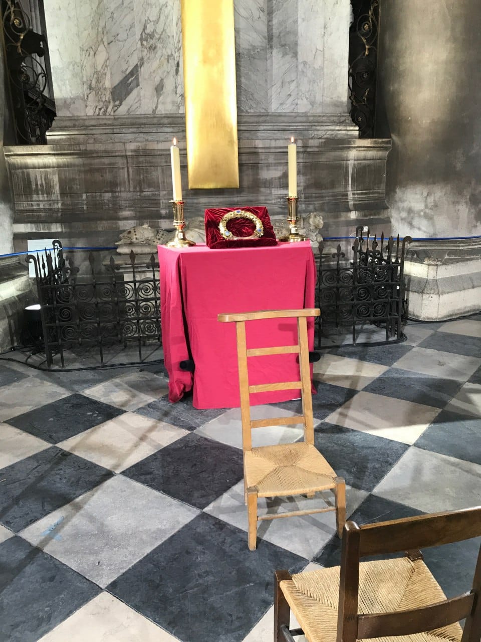 Aujourd'hui, Vendredi saint pour les catholiques : on commémore la crucifixion de Jésus, et donc, à Paris, on vénère l'une des plus grandes reliques chrétiennes, la couronne d'épines du Christ, conservée depuis 1806 dans le trésor de Notre-Dame de Paris e