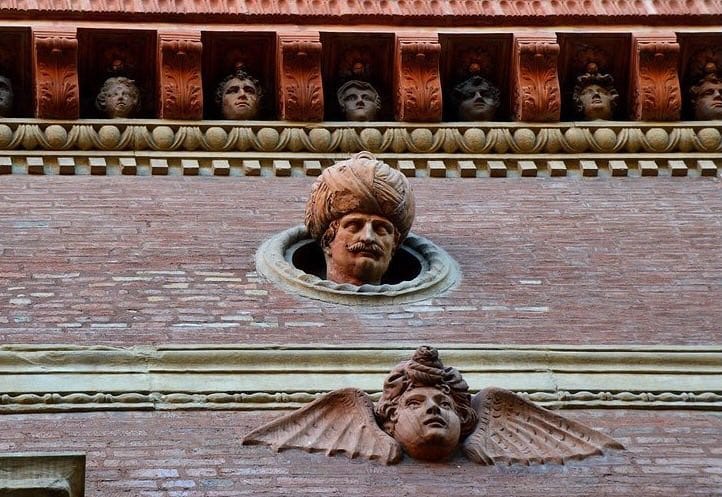 Мұндай каприччиос бюсттері XVI ғасырдағы Ренессанс сарайы Палаццо Болоньини Аморини Салинаның бүкіл периметрі бойынша дөңгелек ойықтардан сығалайды