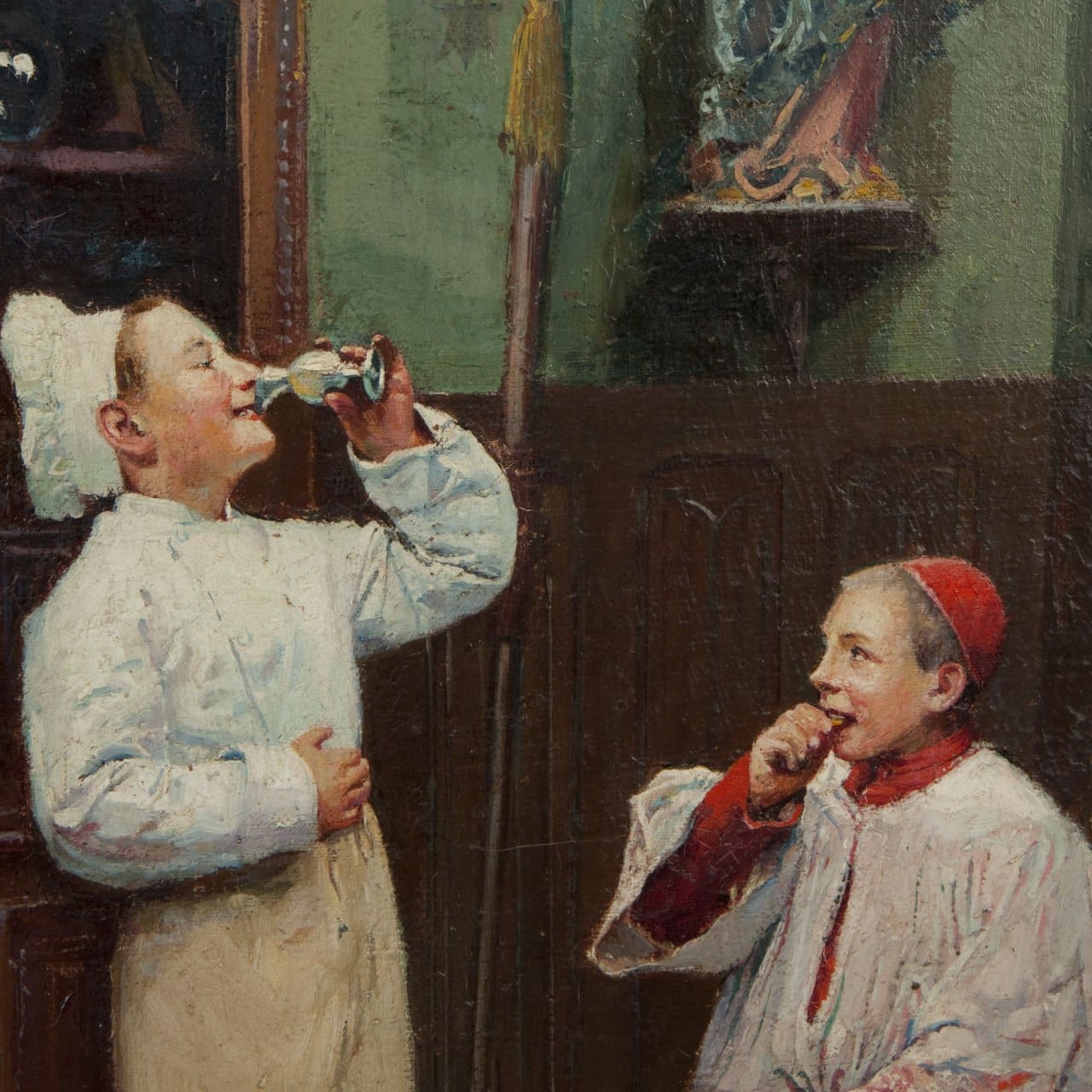 Peinture à l'huile : un garçon en bonnet et tunique blancs boit dans une coupe, près d'un garçon souriant en calotte rouge et surplis blanc qui mange. Boiseries sombres, murs verts.