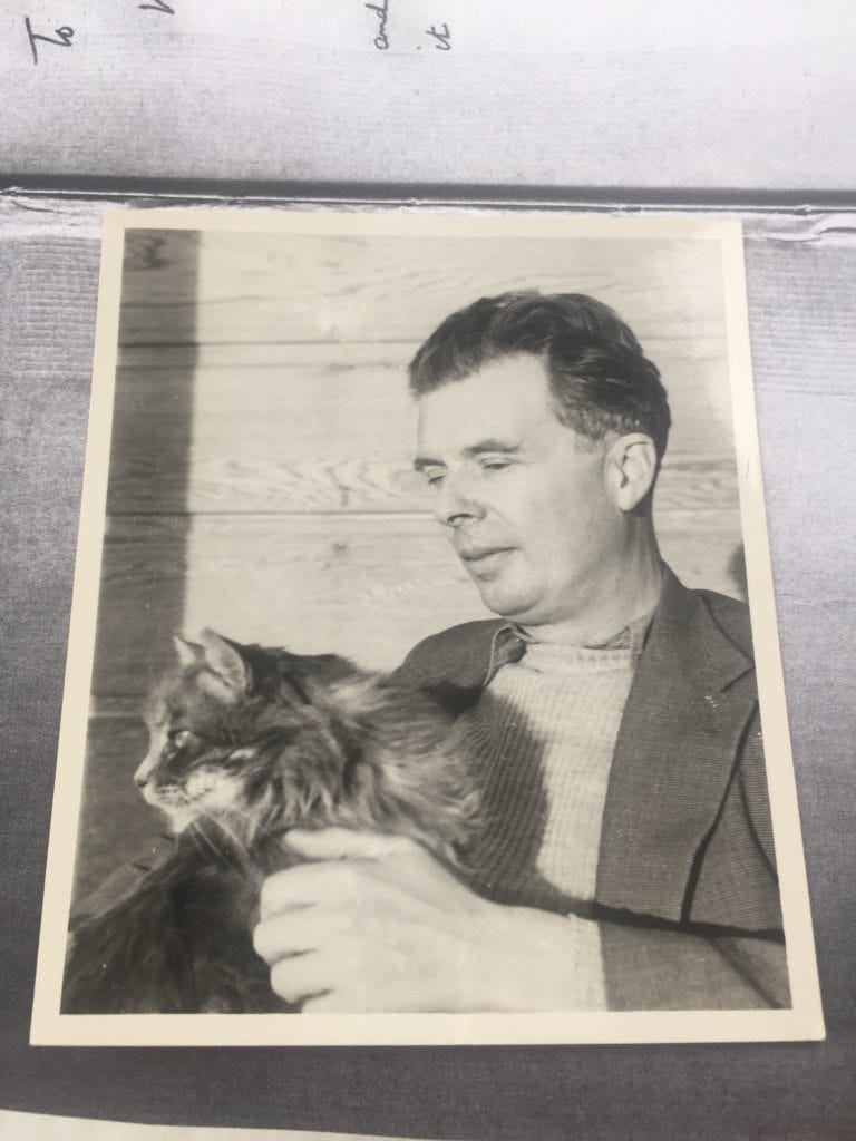 Aldous Huxley adorait les chats : pendant de longues années, il a eu pour compagnon un chat siamois prénommé Limbo, du nom du premier recueil de nouvelles de Huxley