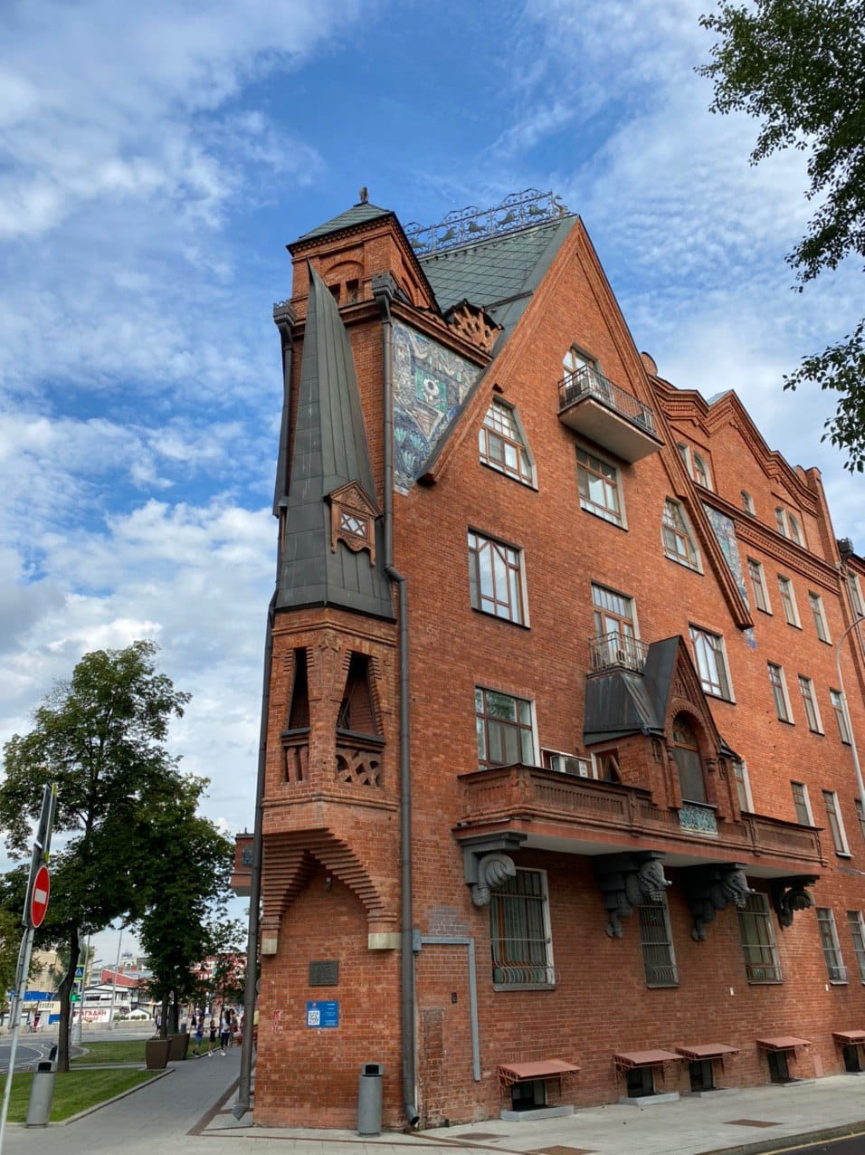 Pertsova apartment house on Prechistenskaya Embankment, its present condition and fate