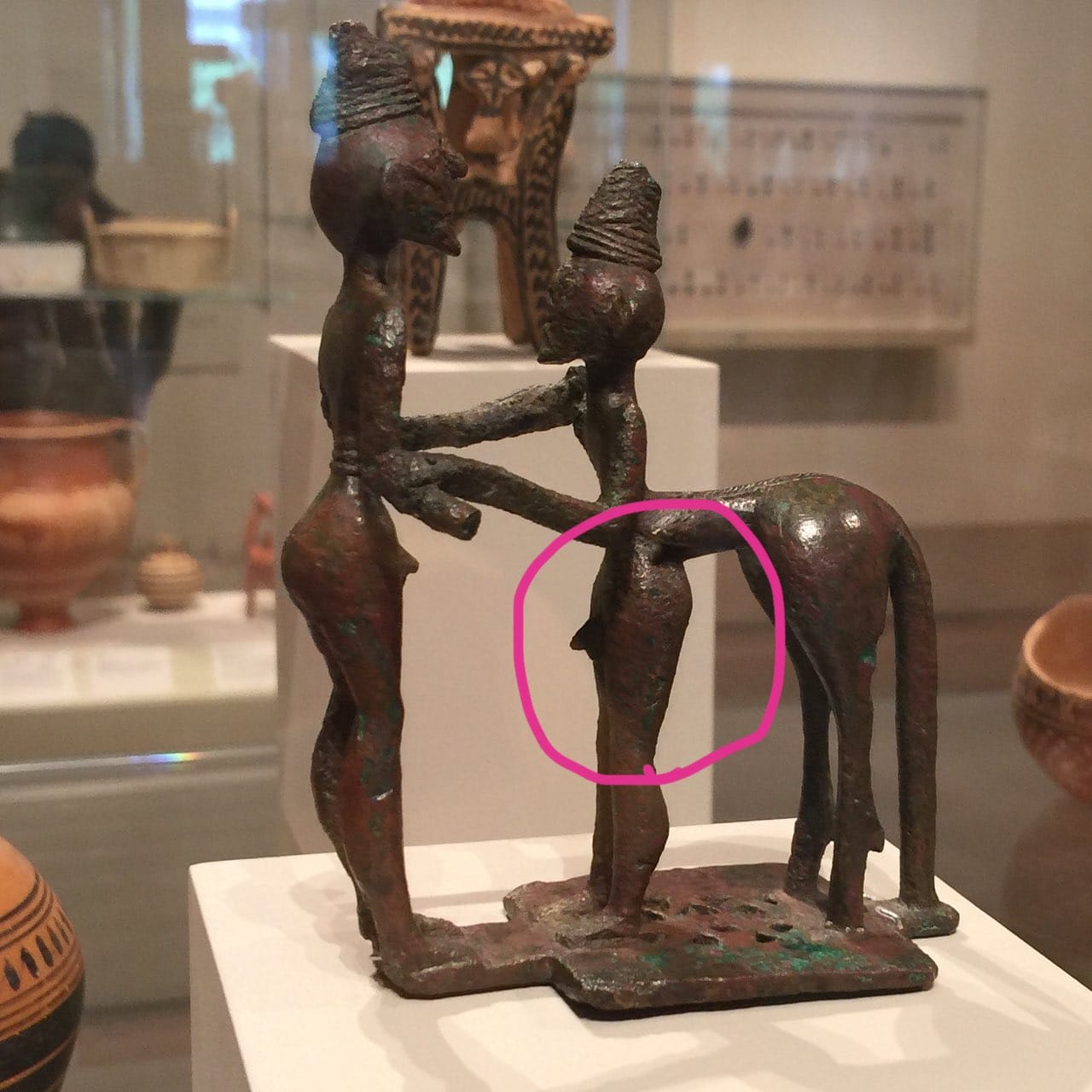 Il semble que les réserves du Metropolitan Museum aient livré la réponse à la question de savoir comment le centaure porte tout de même le pantalon, grâce à une statuette de bronze représentant un centaure et un homme, datée de 750 av. J.-C.
