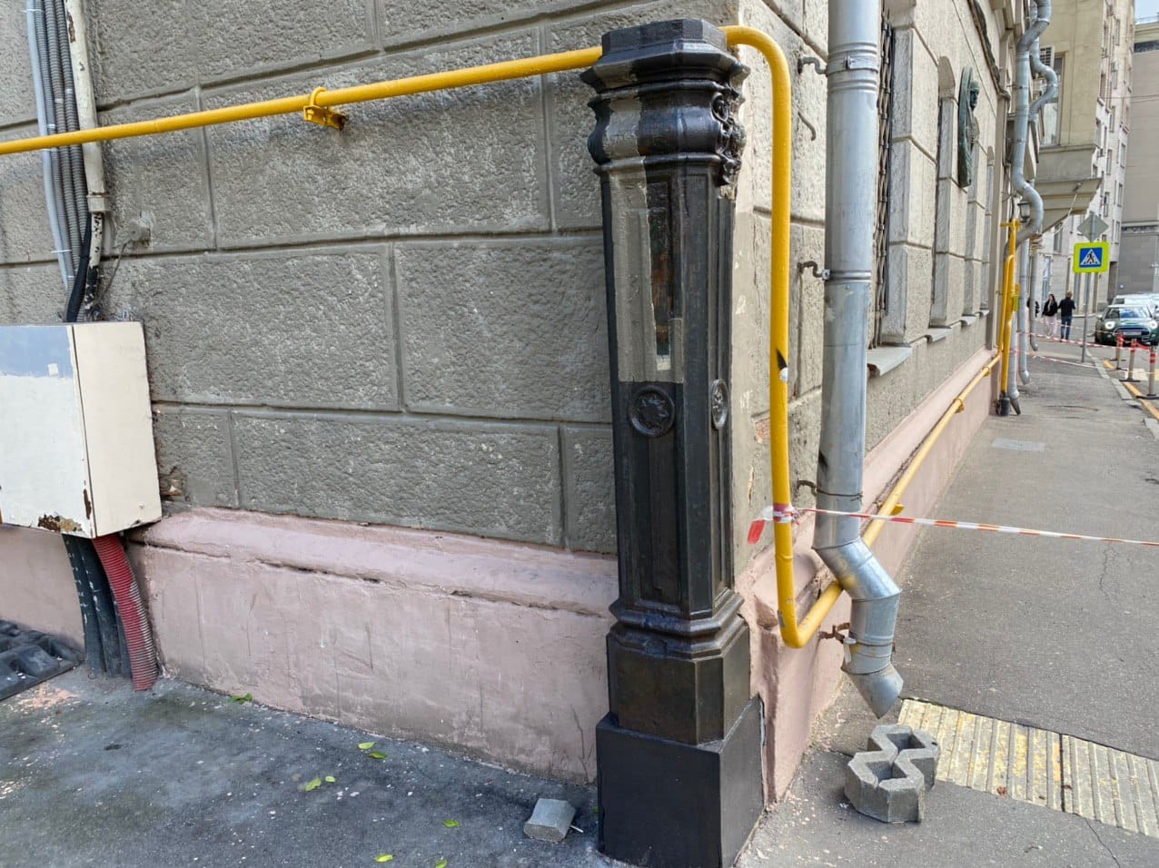 A splendid cast-iron post of the mid-nineteenth century in Bryusov Lane, all that remains of the old estate that once stood on this spot