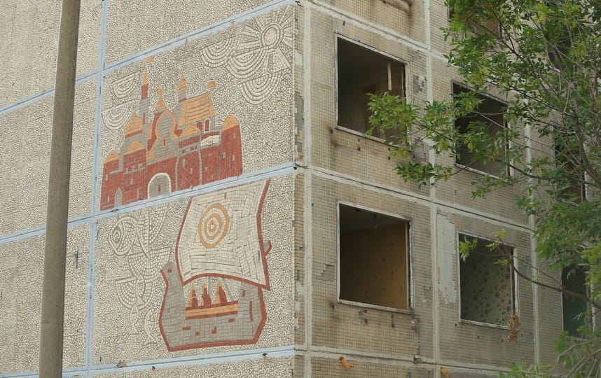 Not exactly a treasure, one might say, but still a fairly rare mosaic of a longship and the Kremlin on an ordinary prefab block in Moscow at 22 Yablochkova Street