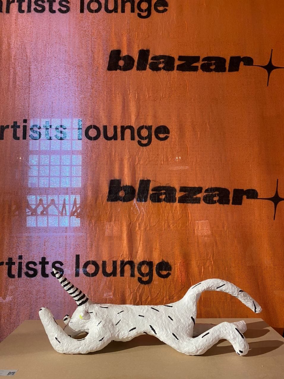 Je me suis précipité à l'ouverture de la foire d'art jeune et contemporain blazar et je partage avec vous les œuvres que l'on peut acheter dès aujourd'hui, et même sur-le-champ, en suivant le QR code placé sous la description des œuvres : la licorne-léopa