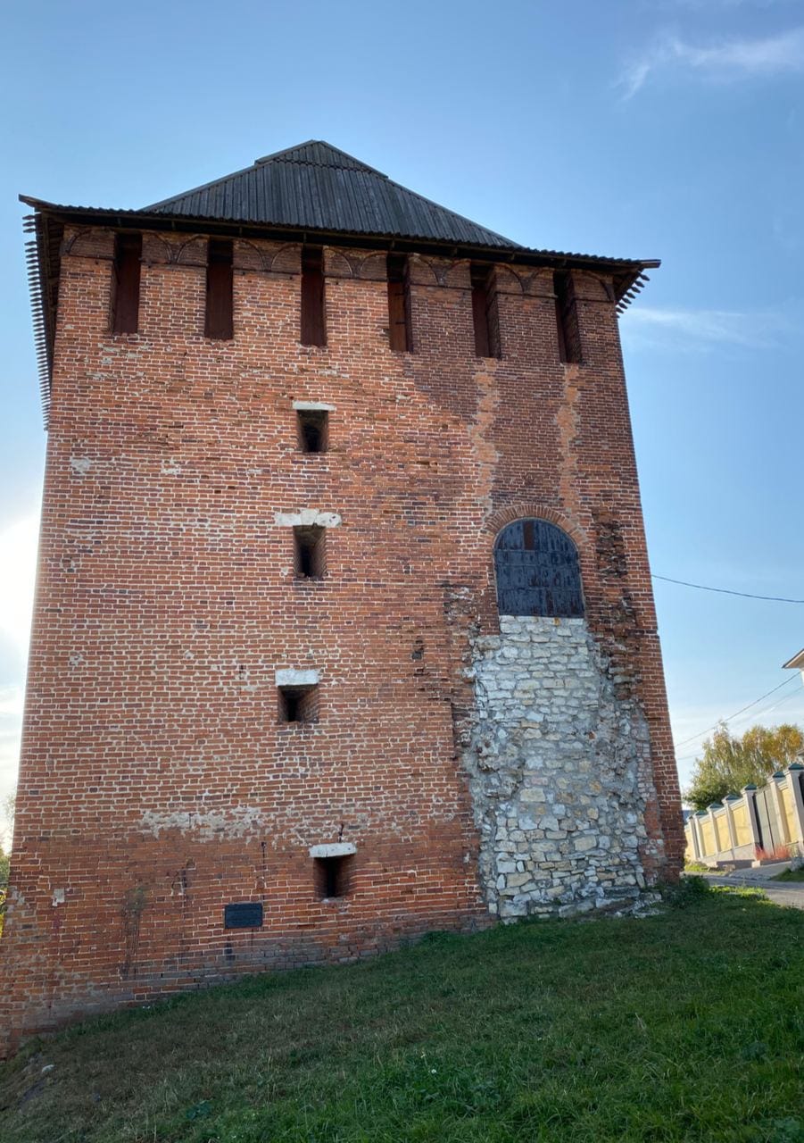 Le kremlin de Kolomna, la hauteur de ses murs, sa défense et les tours conservées