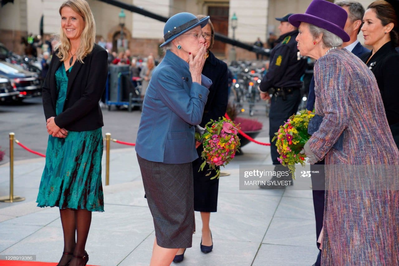 Margrethe II blows a kiss to her sister Benedikte outside Christiansborg on the day parliament opens