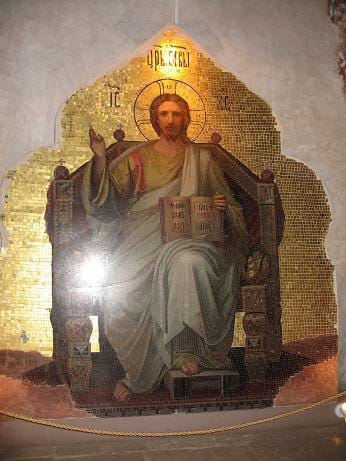 À Souzdal, on promet de restituer en 2021 la mosaïque historique « Le Sauveur en majesté » sur la façade de la chapelle-monument à Dmitri Pojarski de 1885, bâtie grâce aux dons du peuple au monastère du Sauveur-et-de-Saint-Euthyme et détruite en 1933