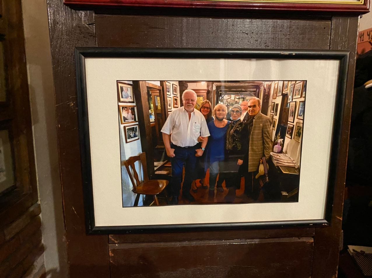 Dans la galerie de photographies des hôtes de marque de Pirosmani, le plus ancien restaurant géorgien de Moscou, une nouvelle recrue