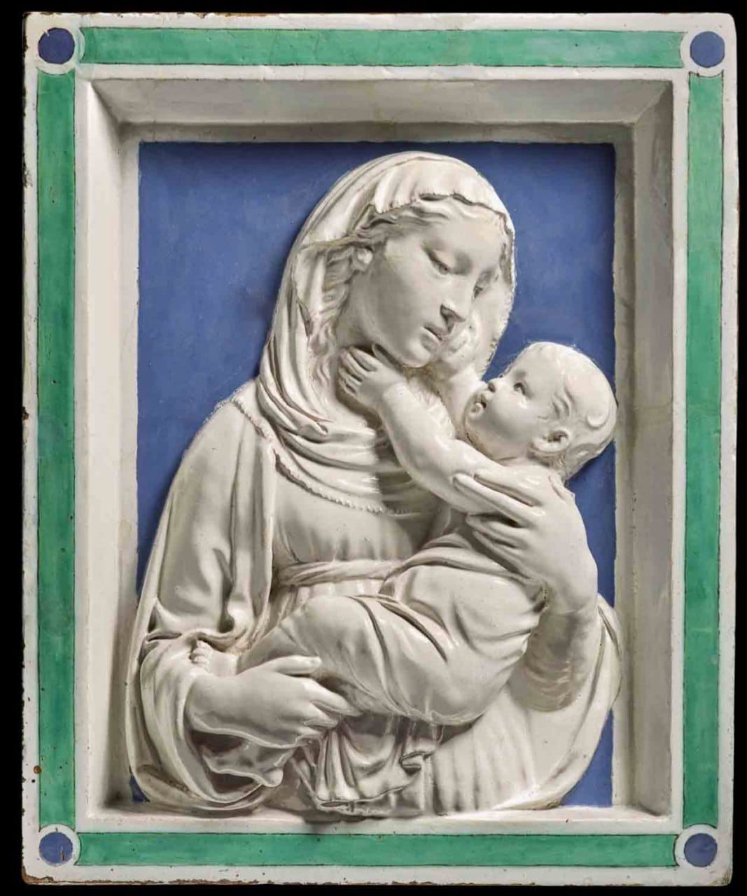 La Madone de Luca della Robbia, mise en vente chez Sotheby's début 2021 : son aspect actuel et son aspect avant restauration