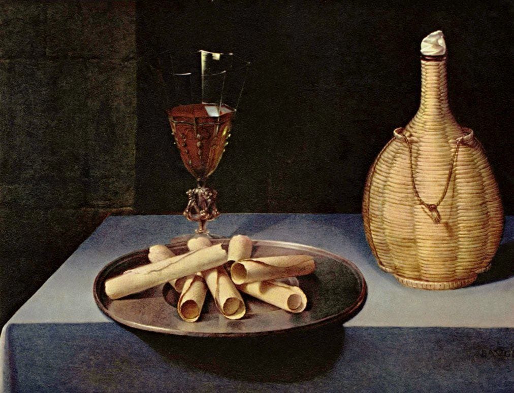 Nature morte avec un plat de métal garni de gaufrettes roulées, un verre de vin et une bouteille clissée sur une nappe bleue, sur fond sombre.