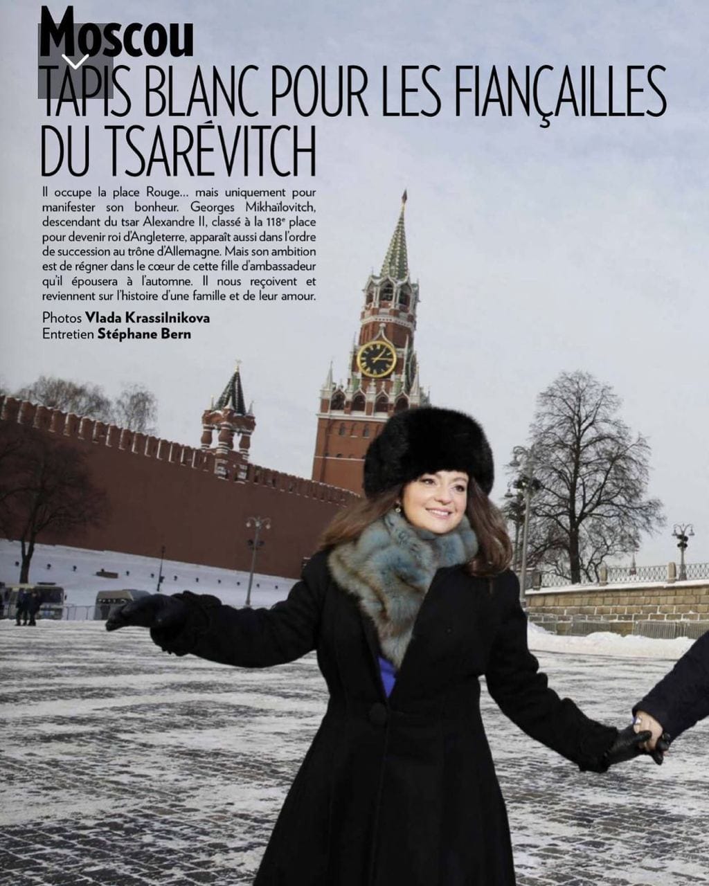 Page de magazine française titrée sur les fiançailles d'un tsarévitch. Une femme souriante, manteau noir et toque de fourrure, se tient sur la place Rouge enneigée devant la tour Spasskaïa.