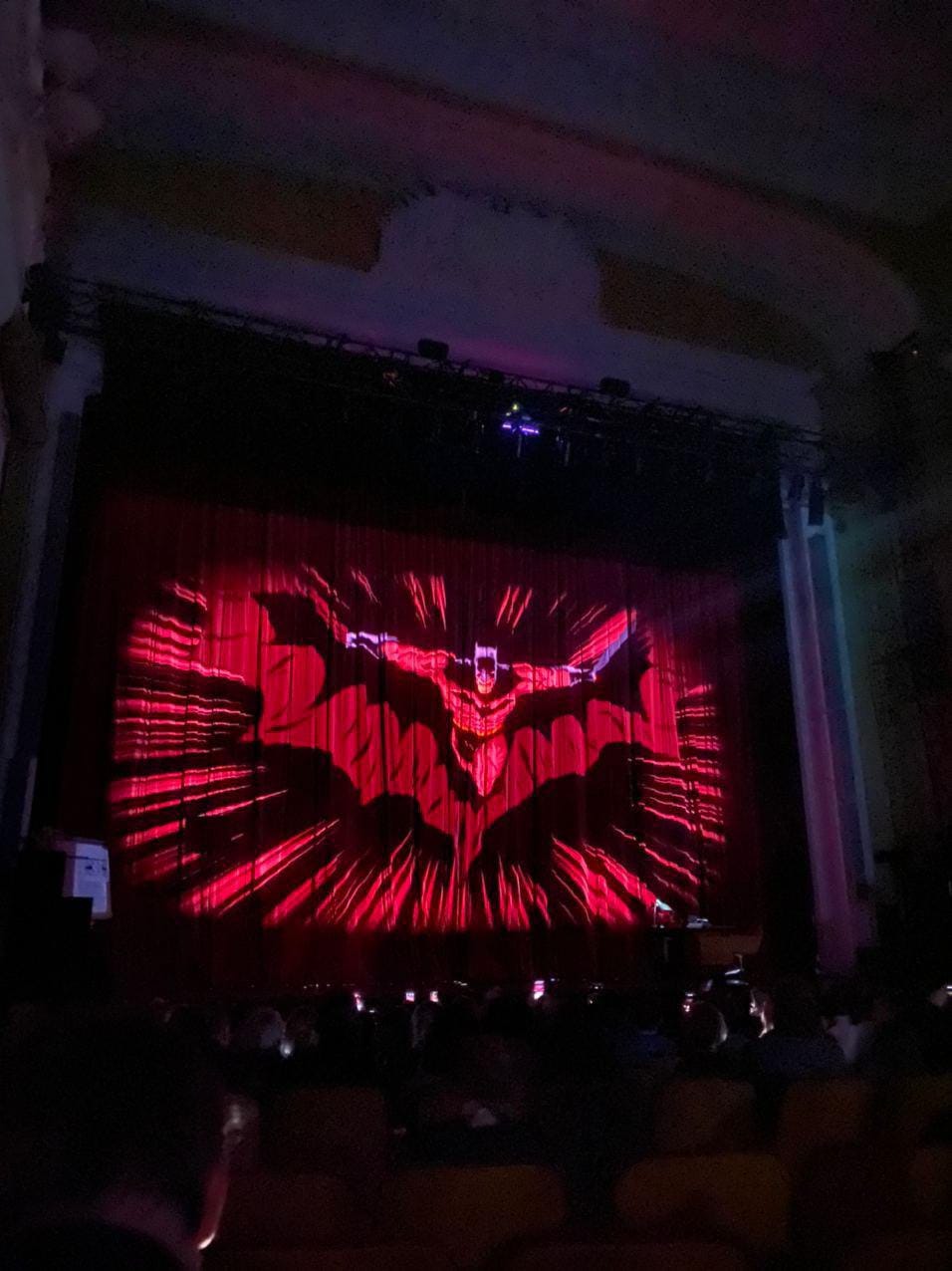 I had only two photos from "Batman vs Brezhnev" at the Teatr na Bronnoy in my stories (yes, yes, I never break the rules and do not film during a performance), but even that was enough to bring a barrage of questions: a Batman projection on the stage curt