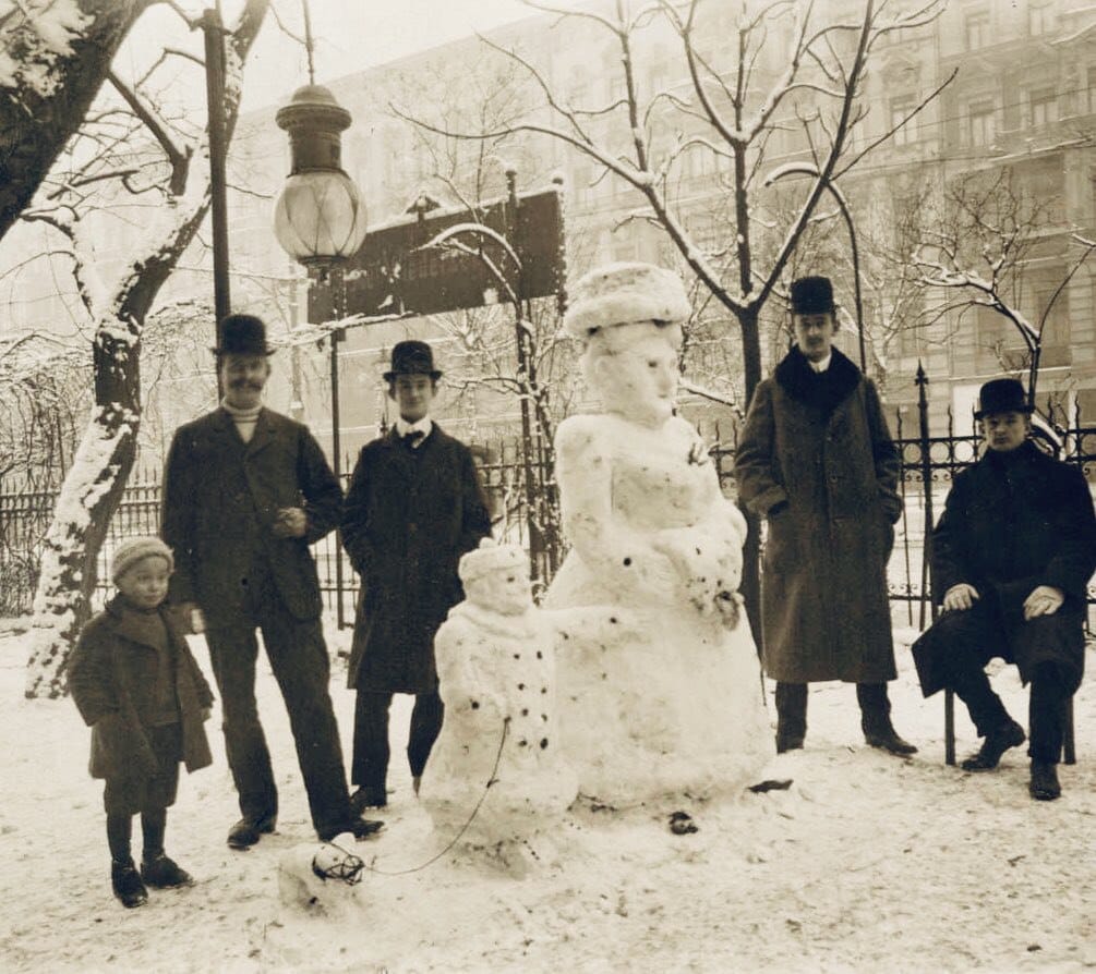 Snowmen in the likeness of Queen Wilhelmina of the Netherlands, her daughter Juliana, and Juliana's dog Mannie in a muzzle
