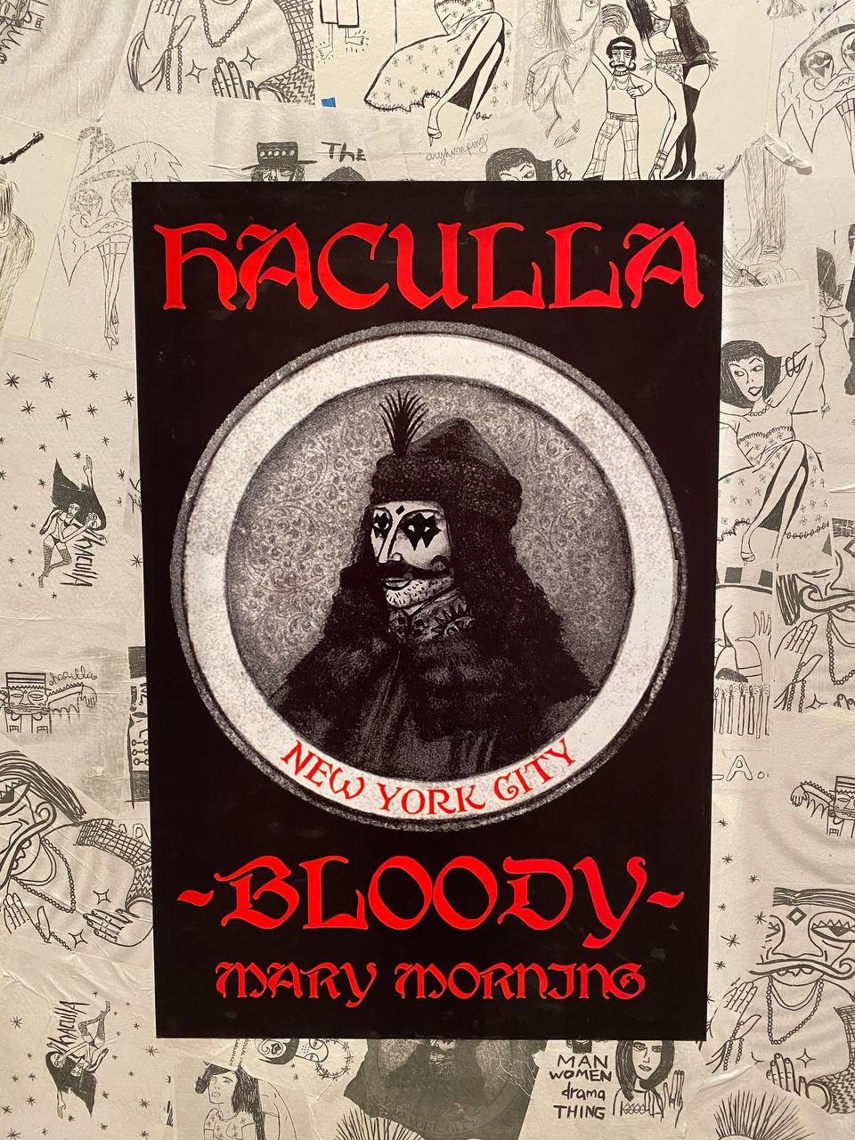 MMOMA on Petrovka has opened an exhibition of the New York graffiti artist Hharif Guzman, bringing together his photographs, videos, graffiti, posters, signs, installations, paintings, boards and even such an art object as a shirt bearing a placard readin