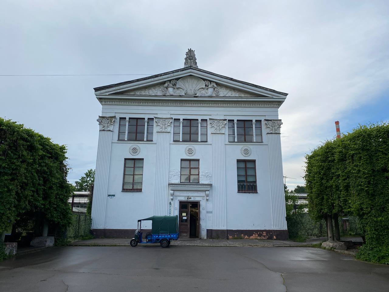 At the Old Stock Greenhouse in the Botanical Garden of the Russian Academy of Sciences, the presentation of Roma Uvarov's new upcycled collection