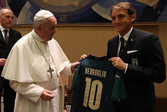 L'Argentine a remporté la Copa América, l'Italie l'Euro, il ne reste plus qu'à l'évêque argentin de Rome de sortir vainqueur de son duel avec la maladie (hier, soit dit en passant, il s'adressait déjà aux fidèles depuis le balcon de l'hôpital)