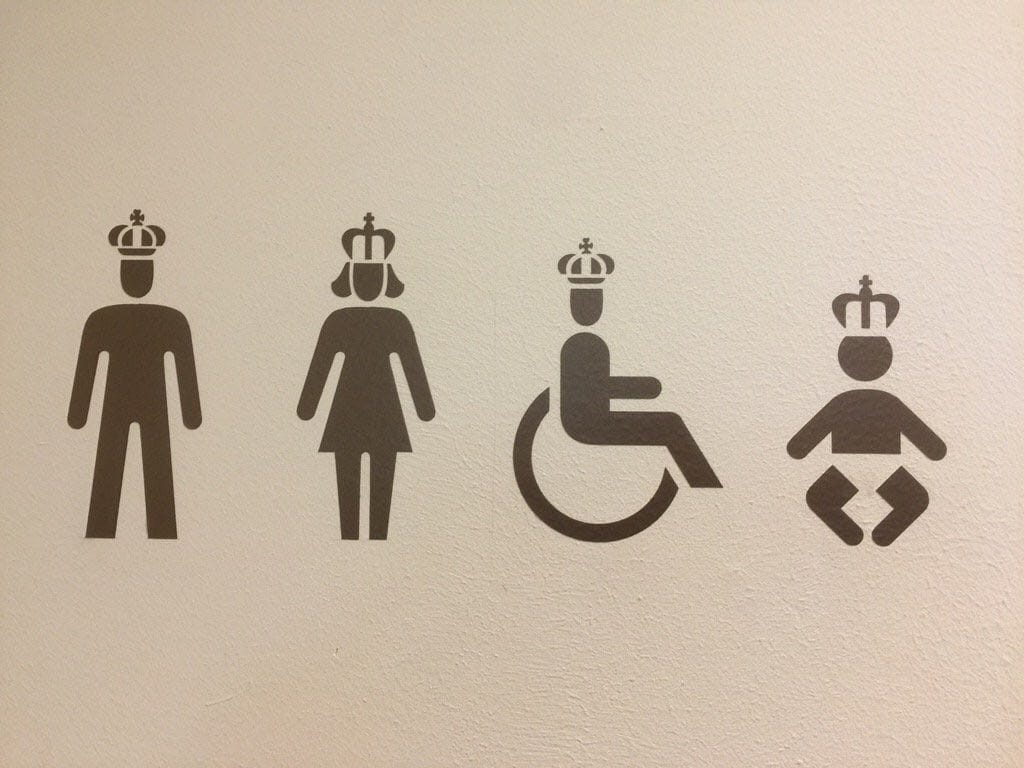 Les toilettes du palais de Kensington, si je comprends bien, sont réservées aux seuls héritiers de la couronne