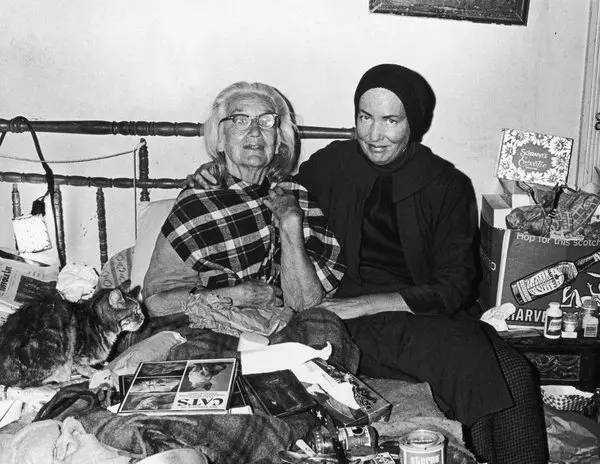 Big Edie and Little Edie, Queens of Self-Isolation, 1975