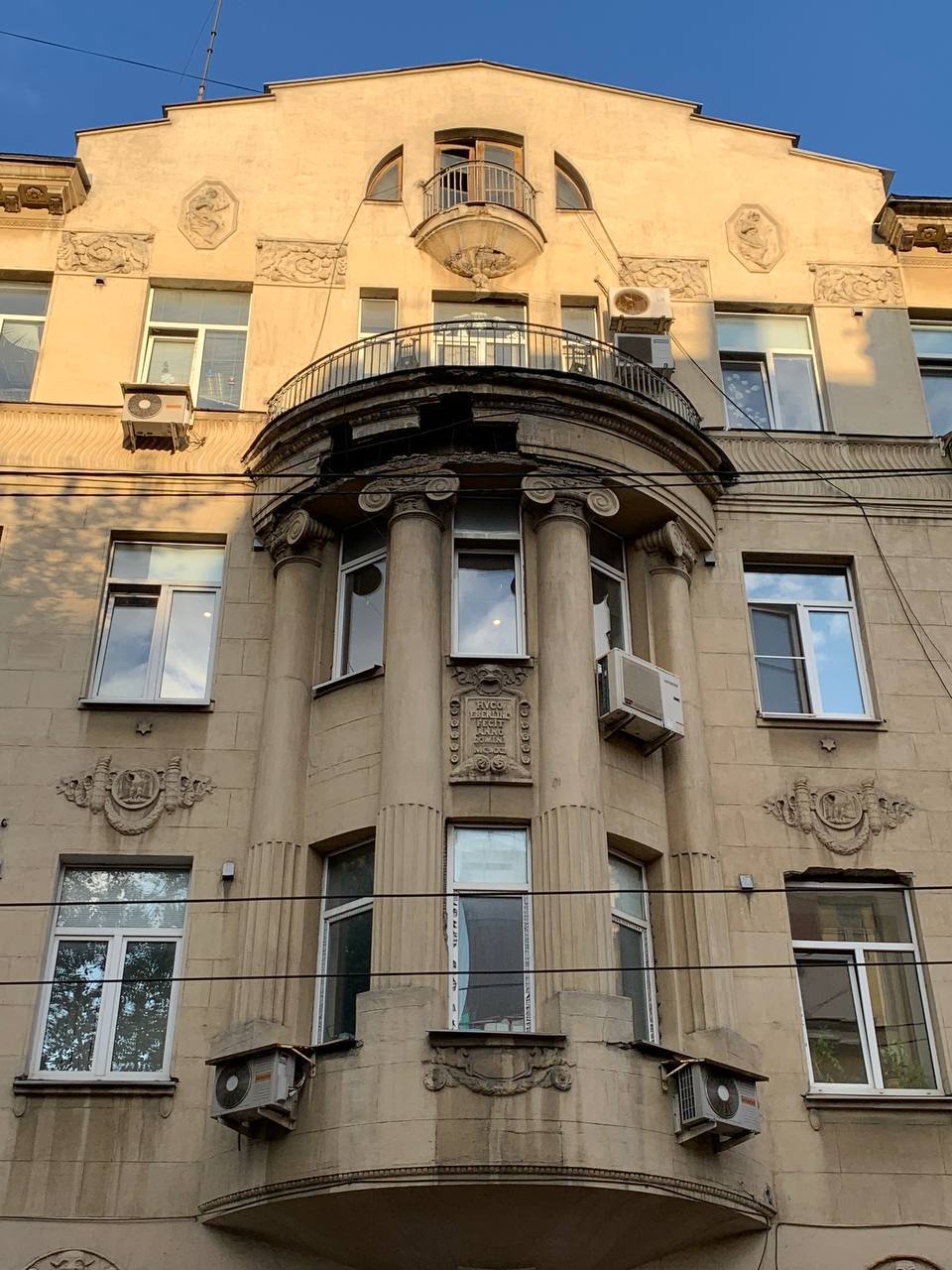 The decor of the house of Hugo Eberling, owner of a joint-stock concrete-works company, in Basmanny Lane be like: