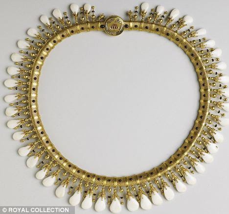 Collier offert à la reine Victoria, composé de dents de cerfs abattus par le prince Albert