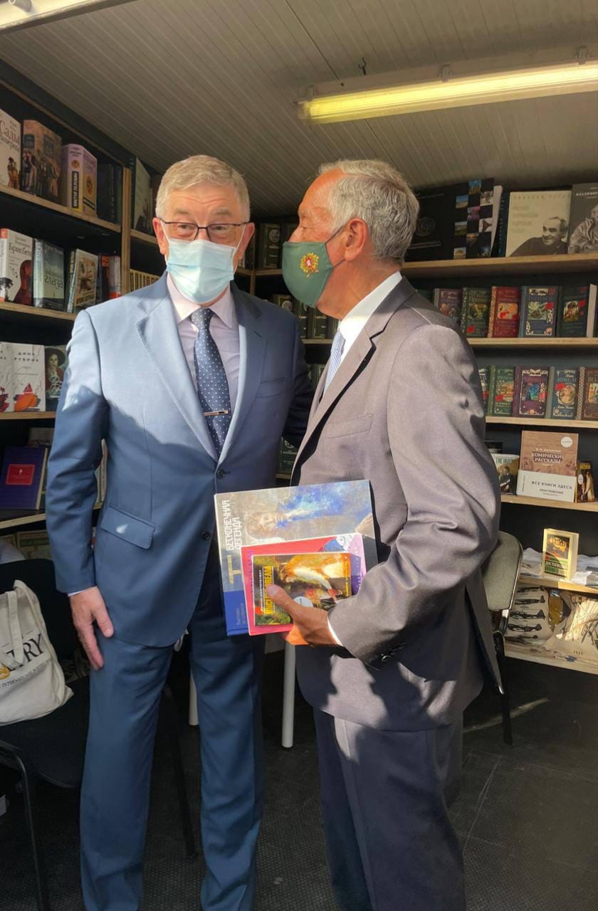Portuguese President Rebelo de Sousa takes Russian books on Dostoevsky and Yesenin