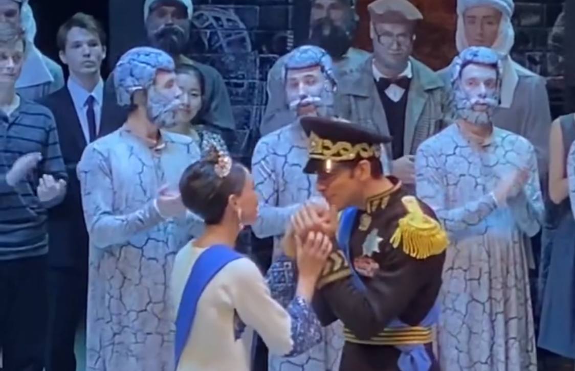 Joie sincère lors du somptueux mariage d'amis qui avaient emprunté 10 000 la veille