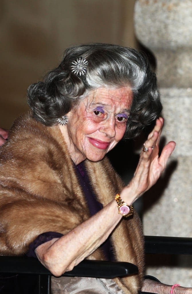 La défunte reine Fabiola de Belgique adresse ses salutations à sa nièce la princesse Margaretha de Luxembourg et de Liechtenstein, qui a porté ses boucles d'oreilles en diamants pour le mariage de sa fille, la princesse Maria-Anunciata de Liechtenstein, c