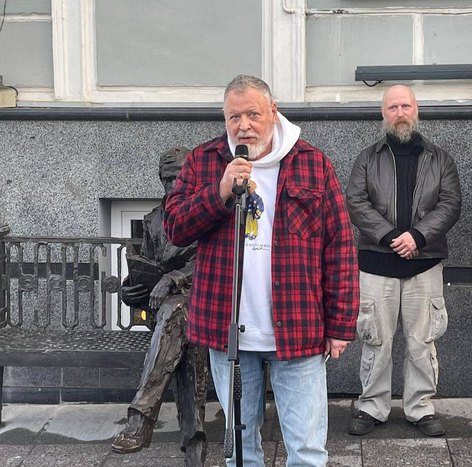 Le capitaine de la flotte monastique de Valaam et bassiste Alexeï Dmitrievitch Dostoïevski à l'inauguration du monument à son arrière-grand-père, Fiodor Mikhaïlovitch Dostoïevski, devant la librairie « Dostoïevski », place Sapojkovskaïa, au pied des murs