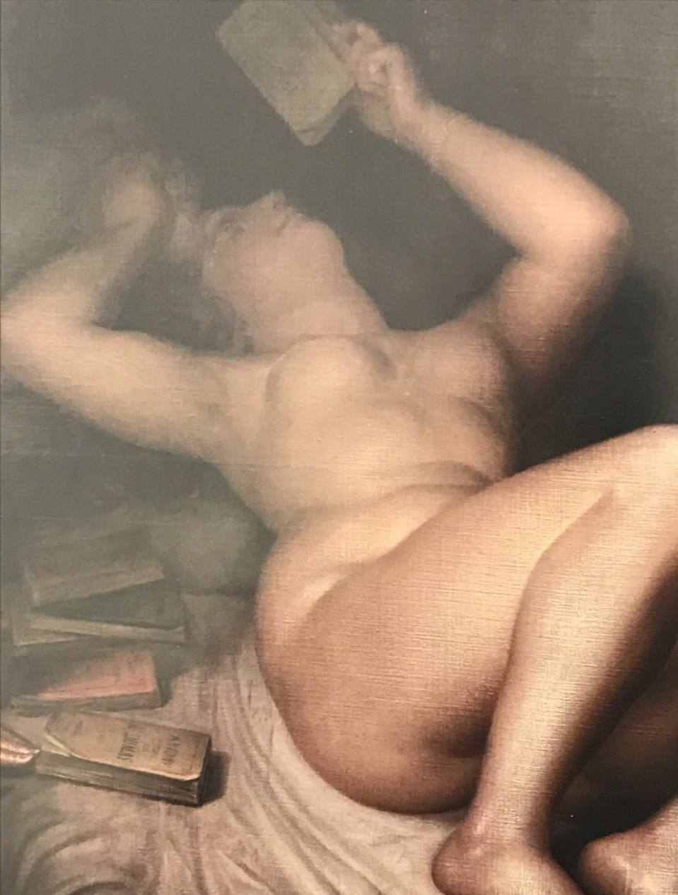 Tableau d'une femme nue allongée sur un lit, tenant un livre au-dessus de son visage, d'autres livres éparpillés près d'elle.