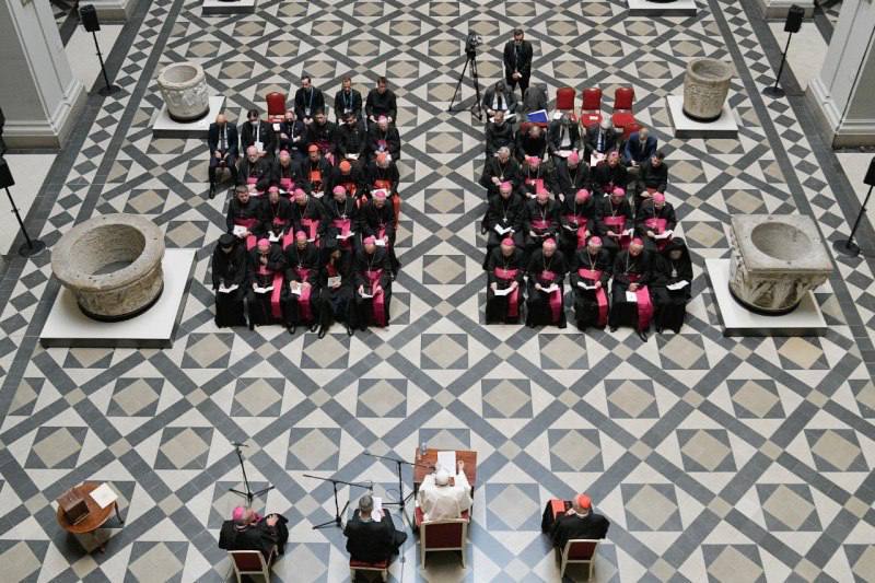 Lors d'une rencontre avec le clergé hongrois, le pape François a évoqué le Rubik's Cube, « un bon jeu, mais pas un modèle de vie »