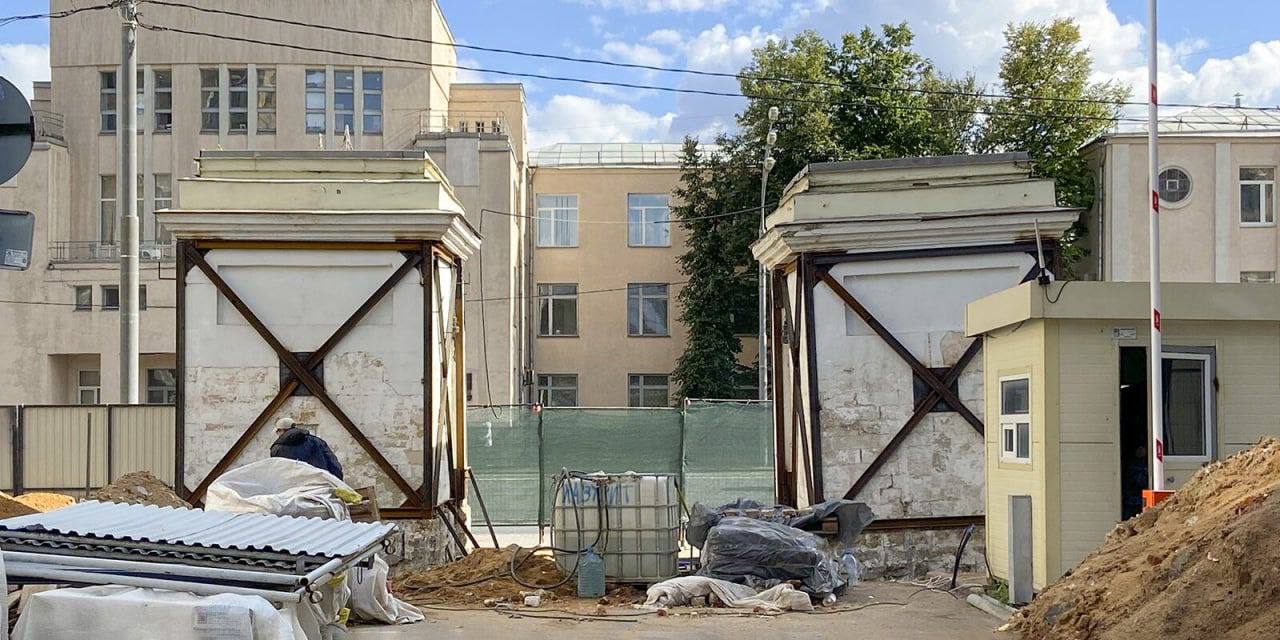 Specialists correct the tilt of the pedestals of late Empire style gates