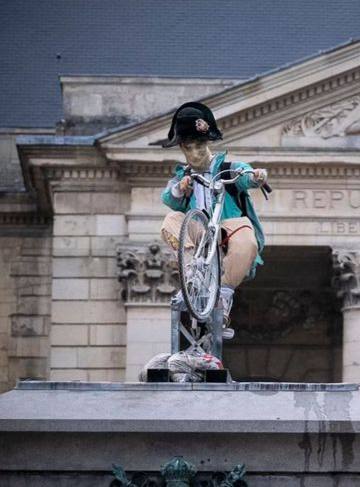 Art object VeloNapoleon placed in Rouen on the plinth of the dismantled Napoleon monument