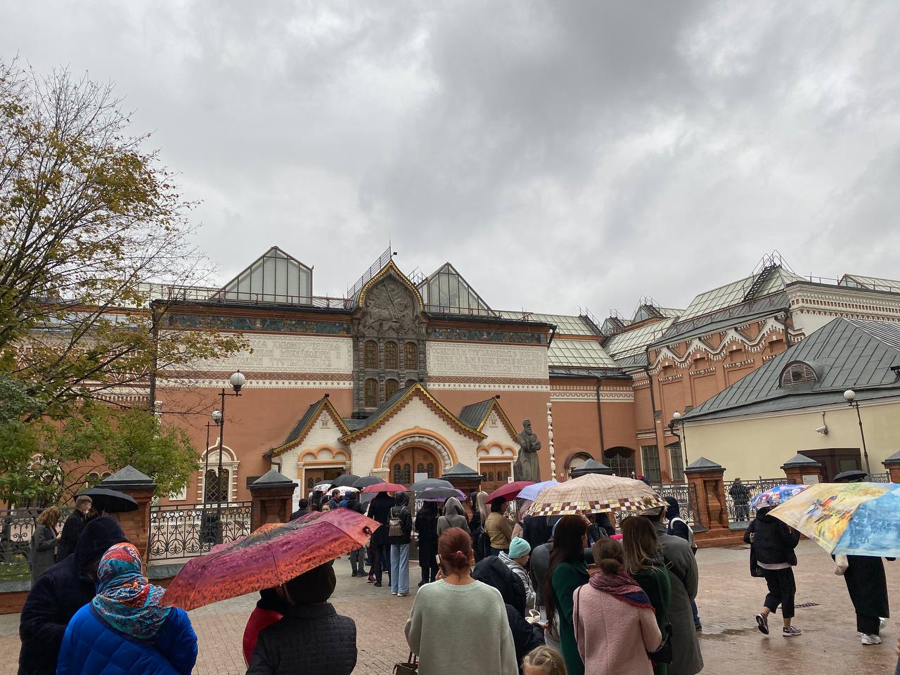 Under any regime, in any weather, in any season, Moscow has one constant: the queues at the Tretyakov Gallery