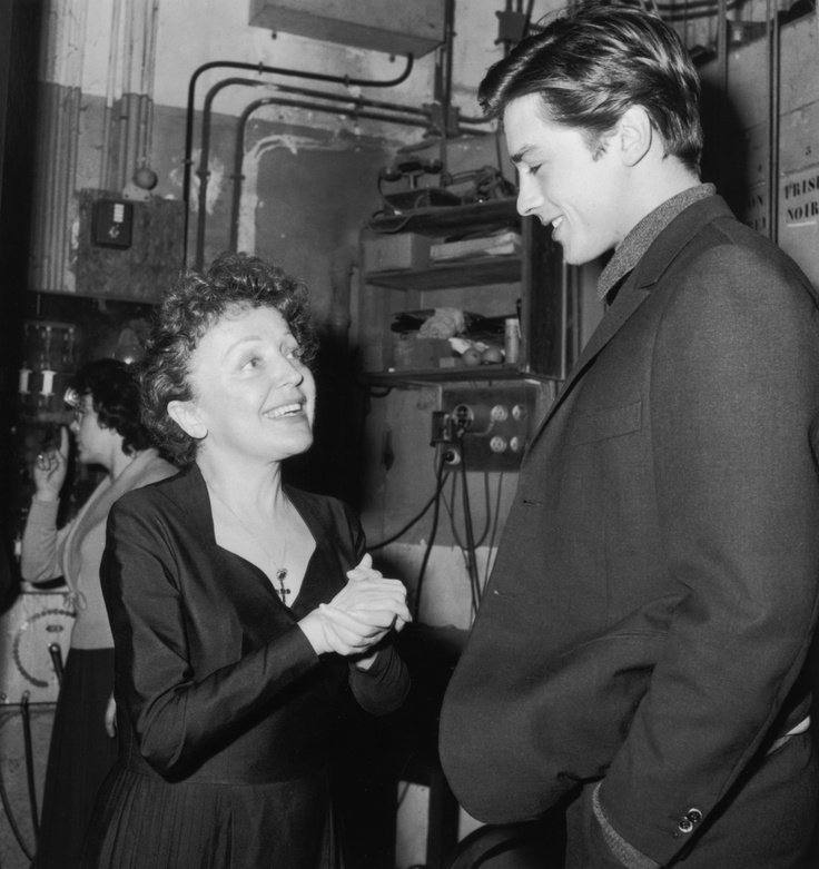 Deux idoles de la France, Alain Delon et Édith Piaf, dans les coulisses d'un concert en 1959