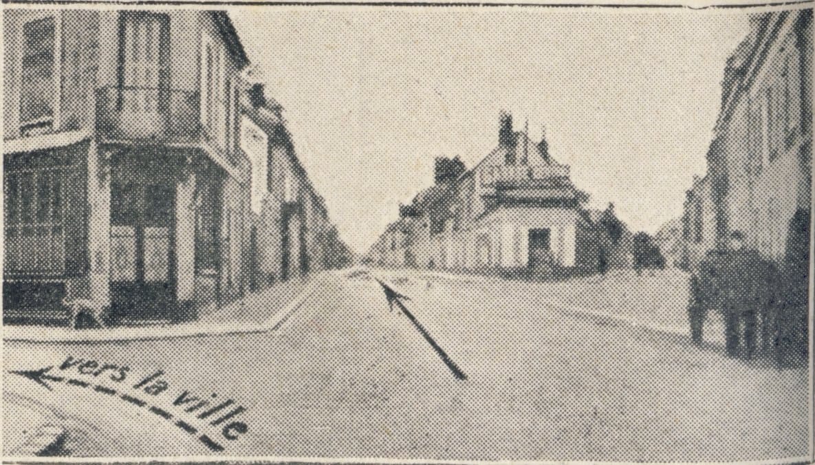 L'ancêtre de Yandex.Maps : un petit guide touristique des châteaux de la Loire de 1912, conçu pour le tourisme automobile, porte des flèches indiquant l'itinéraire et le bon virage directement sur les photographies de paysages