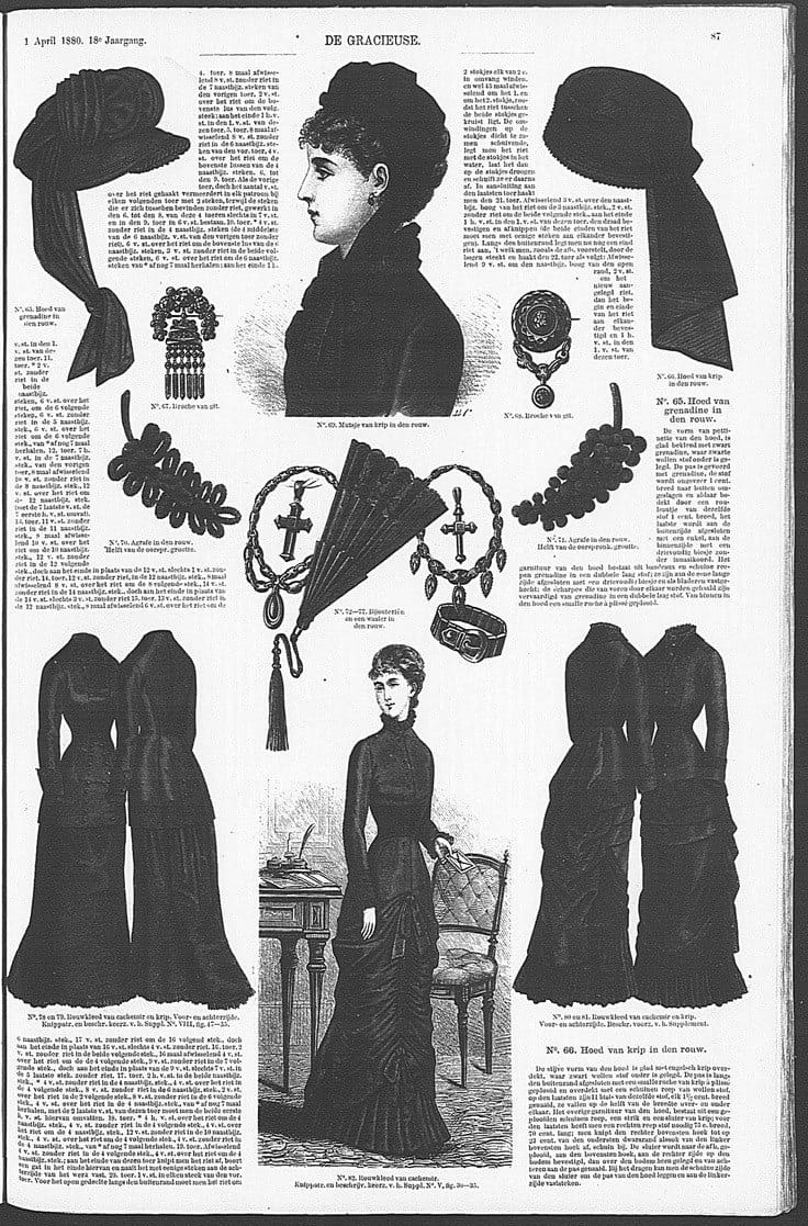 Page d'un magazine de mode néerlandais avec gravures de robes de deuil noires, chapeaux, broches, éventail et bijoux ornés de croix.