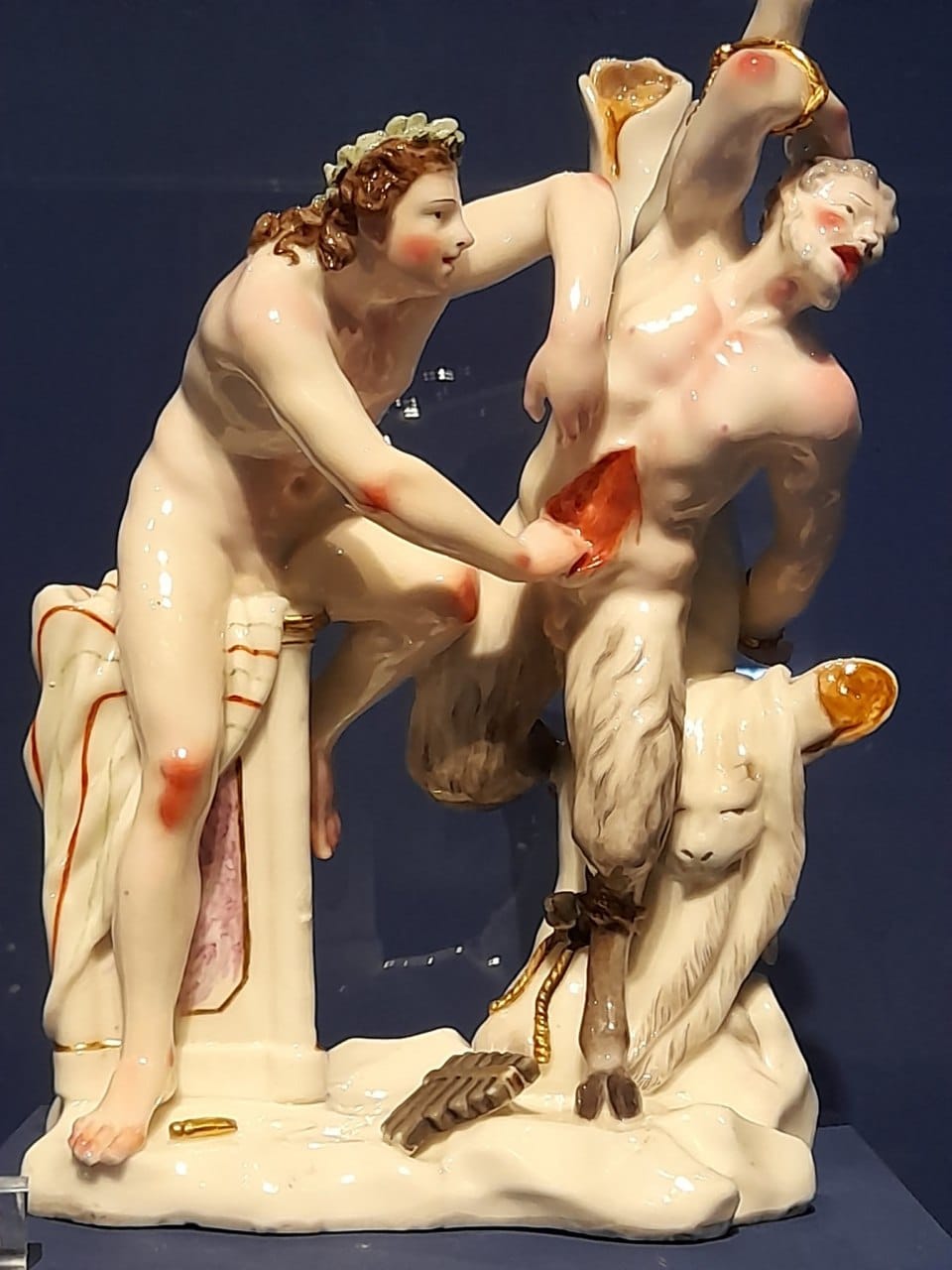 Rarissime groupe en porcelaine : Apollon et Marsyas