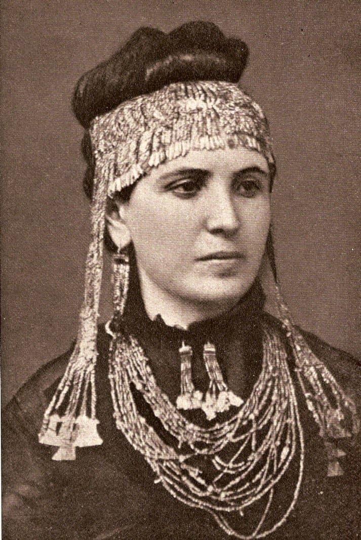 София Шлиман 1874 жылы Троядан жасырын шығарылған Приам қазынасының диадемасымен