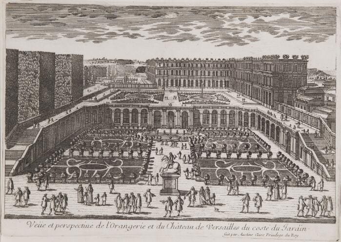 Gravure ancienne : parterres de l'Orangerie avec escaliers, statue équestre au centre, promeneurs et façade du château de Versailles au fond. Légende française en bas.
