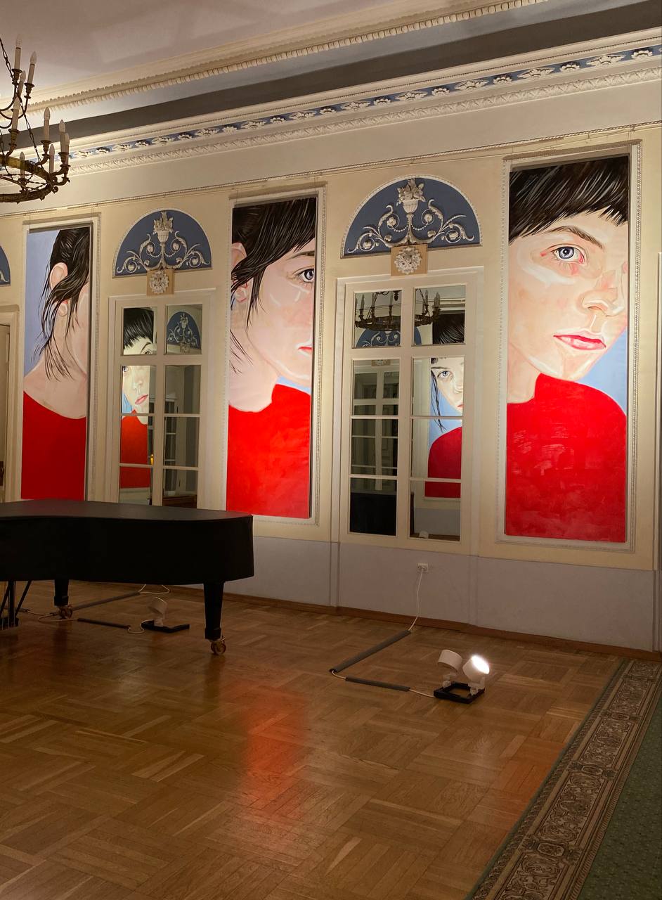 Yesterday a very beautiful exhibition by the artist Katya Shcheglova, also known in the role of an actress with a rather sizeable filmography, opened at the Institute of Art History on Kozitsky Lane