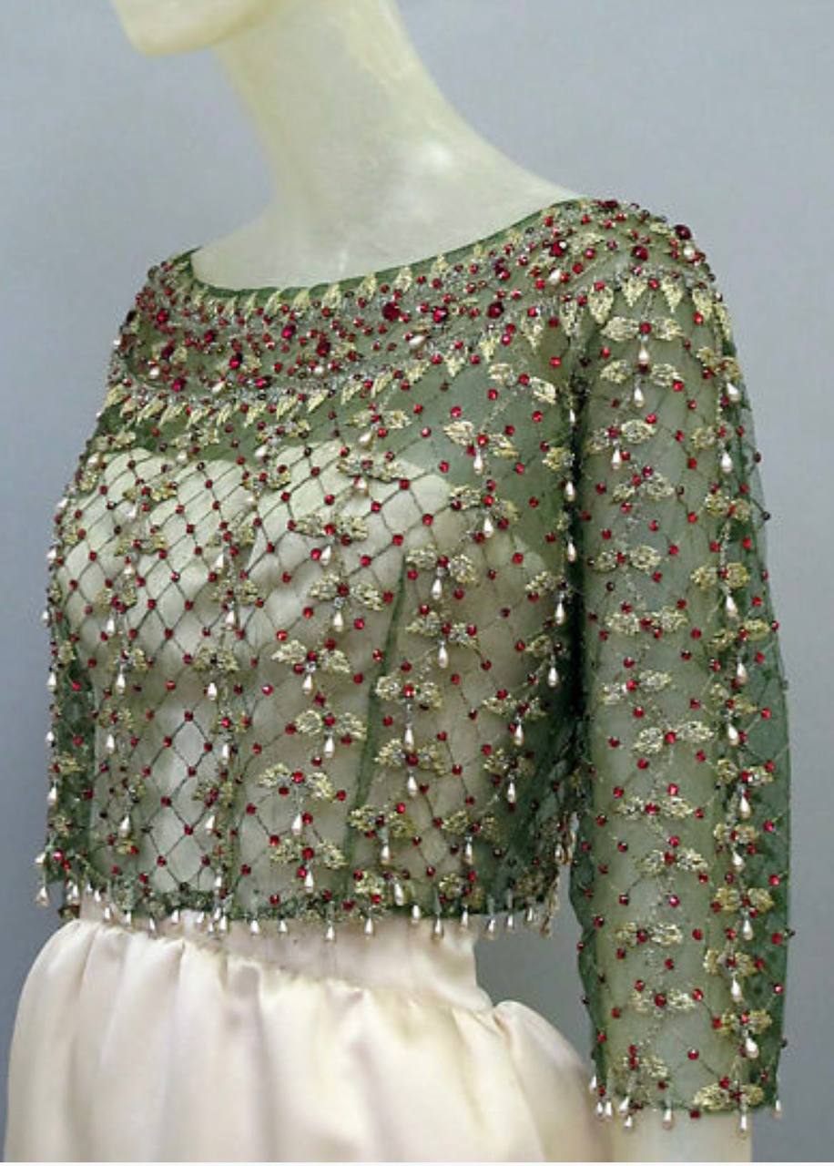 Je regarde cet ensemble Balenciaga de 1965 et je tente de comprendre à quel moment l'humanité a pris le mauvais chemin