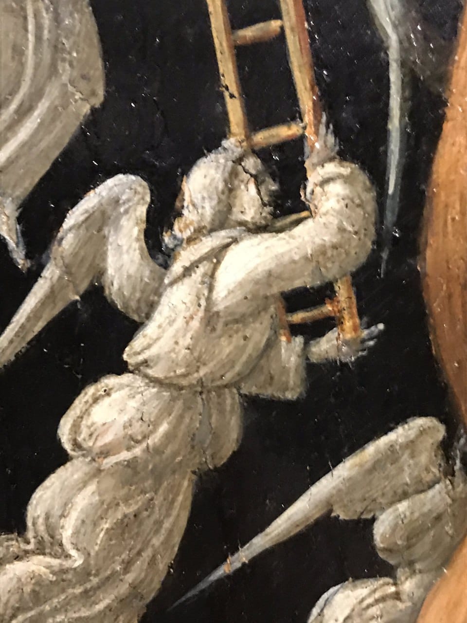 La tête du Christ dans « L'Homme de douleurs », tableau attribué au Botticelli tardif, est entourée d'un nimbe d'anges portant les instruments de la Passion