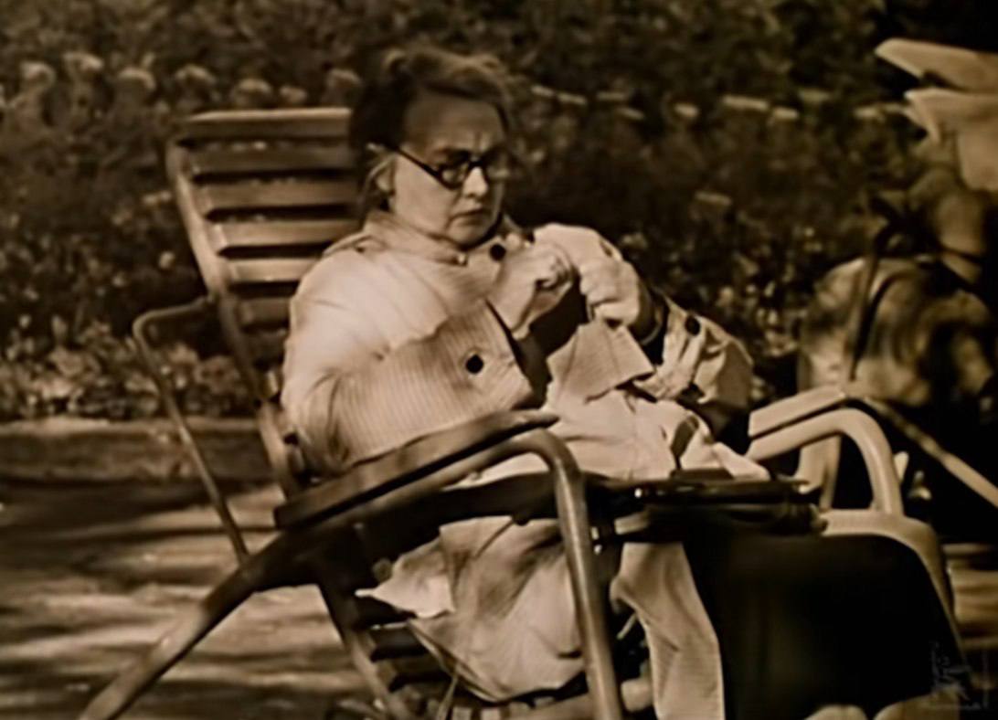 Chairs like those of the Tuileries Garden in the film “Five Evenings” and in Soviet Moscow