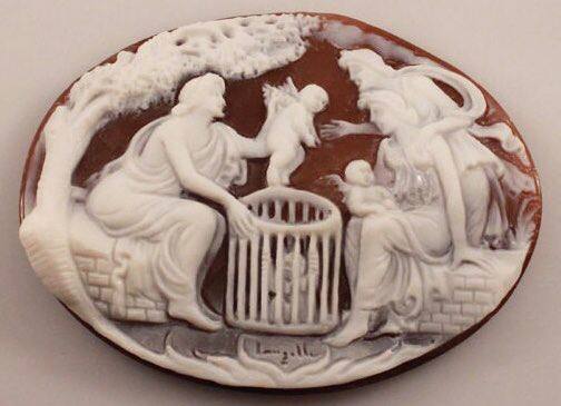Camée sur coquille, relief blanc sur fond brun. Deux femmes drapées, assises, tiennent des amours de part et d'autre d'une cage ; arbre à gauche, signature en bas.