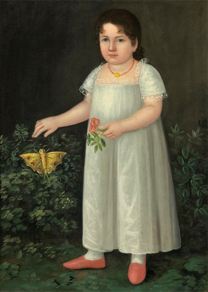 Portrait peint d'une petite fille en robe blanche et souliers rouges. Elle tient une fleur rose, et un papillon jaune vole au-dessus d'un buisson.