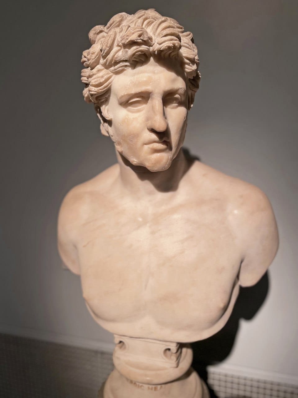 Such a hairstyle is only found on marble busts of the 2nd century AD, or do you suppose the effect of thick locks can be achieved simply by not washing one's hair for a few weeks?