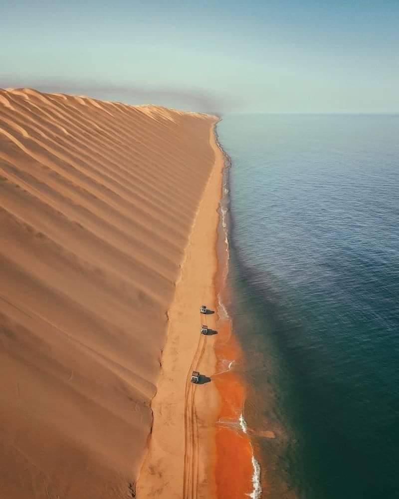 Les sables du désert du Namib rencontrent les eaux de l'Atlantique Sud